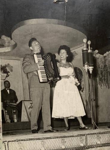 1950 körül Vay Ilus színésznővel, Budapest Varirté.